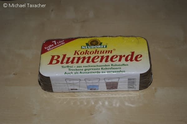 Aus Kokosfasern hergestellte Blumenerde eignet sich gut als Substrat für die Zucht von Enchyträen. Die gepressten Kokosfaserbriketts werden mit Wasser in einem Eimer aufgeweicht und aufgelockert. Wenn die Erde leicht feucht und locker ist, kann sie für die Wurmzucht eingesetzt werden.