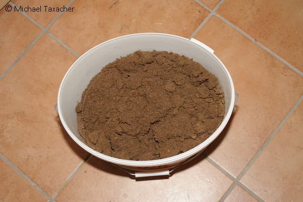 Aus Kokosfasern hergestellte Blumenerde eignet sich gut als Substrat für die Zucht von Enchyträen. Die gepressten Kokosfaserbriketts werden mit Wasser in einem Eimer aufgeweicht und aufgelockert. Wenn die Erde leicht feucht und locker ist, kann sie für die Wurmzucht eingesetzt werden.